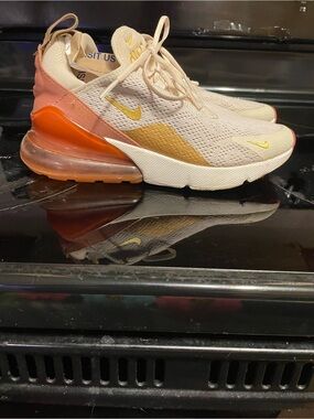 Nike Air Max 270’s women’s size 6